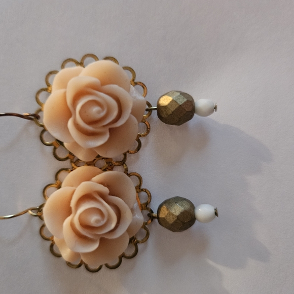 Elegant Gold and Cream Floral Earrings - Picture 2 of 2
